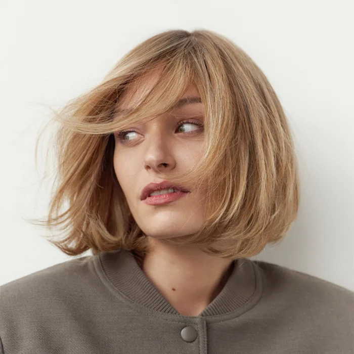 Carré souple blond avec mèche effilée